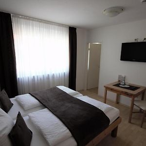Zimmer mit Kingsize-Bett
